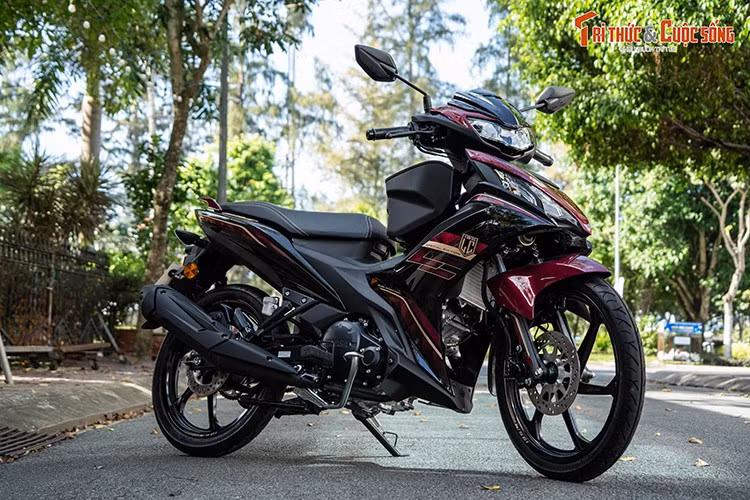 Do được nhập khẩu tư nhân, giá bán của mẫu xe Yamaha 135LC Fi 2025 mới này được cho là không thể thấp hơn mức 100 triệu đồng. Tại Việt Nam, các mẫu underbone thể thao hiện có Yamaha Exciter 155 chính hãng giá từ 44,8 triệu đồng và Honda Winner R chính hãng giá từ 46,16 triệu đồng.