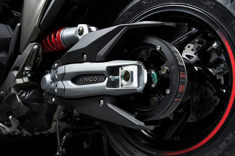 Động cơ của AK550 là loại song song Twin Cross Plane dung tích 550,4 cc, sản sinh công suất 50,9 mã lực tại 7.500 vòng/phút và mô-men xoắn tối đa 52 Nm tại 6.000 vòng/phút. Năng lượng được truyền tới bánh sau thông qua hộp số CVT tự động kết hợp dây đai, cùng hai chế độ lái Power và Rain giúp người điều khiển dễ dàng thích ứng với nhiều điều kiện đường sá.