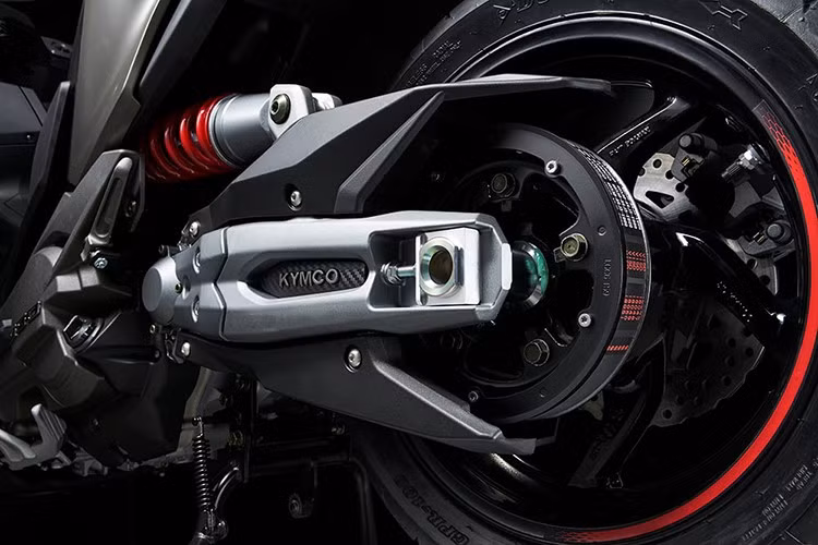 Động cơ của AK550 là loại song song Twin Cross Plane dung tích 550,4 cc, sản sinh công suất 50,9 mã lực tại 7.500 vòng/phút và mô-men xoắn tối đa 52 Nm tại 6.000 vòng/phút. Năng lượng được truyền tới bánh sau thông qua hộp số CVT tự động kết hợp dây đai, cùng hai chế độ lái Power và Rain giúp người điều khiển dễ dàng thích ứng với nhiều điều kiện đường sá.