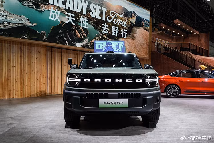 Khác với xe ở Mỹ vốn sử dụng khung gầm sát-xi rời hình thang, Ford Bronco Basecamp lại dùng kết cấu thân liền khối của ôtô con. Điều này cho thấy khả năng off-road hạng nặng có thể không bằng, nhưng bù lại xe sẽ thân thiện và êm ái hơn khi chạy trên đường nhựa.