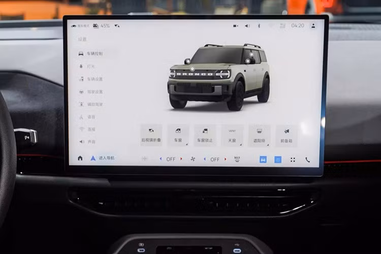 Trong đó, phiên bản thuần điện được trang bị pin dung lượng lớn, đạt 105,4 kWh, và hai mô-tơ điện cho tổng công suất 445 mã lực cùng mô-men xoắn cực đại 575 Nm. Con số này thậm chí cao hơn công suất của Ford Bronco Raptor dùng động cơ đốt trong trong khi mô-men xoắn cực đại gần như tương đương. Pin cho phép xe sở hữu phạm vi di chuyển 650 km sau một lần sạc.