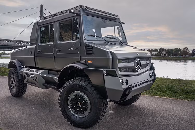 Unimog là mẫu xe định vị phân khúc hạng sang nhưng vẫn giữ ADN của cỗ máy off-road huyền thoại. Hiện mức giá xe vẫn chưa được Mercedes-Benz special trucks công bố chính thức, nhưng chắc chắn không hề rẻ.