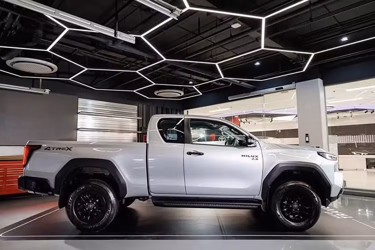 Toyota Hilux thế hệ mới chỉ vừa được ra mắt tại Thái Lan vào tháng trước với tên gọi Hilux TRAVO. Tại xứ chùa vàng, xe được bán với nhiều cấu hình cabin và dự đoán phiên bả khi về Việt Nam sẽ chỉ có duy nhất bản cabin kép và một số cấu hình với mức trang bị tương đương các biến thể 4TREK, Prerunner, Premium và Overland tại Thái.