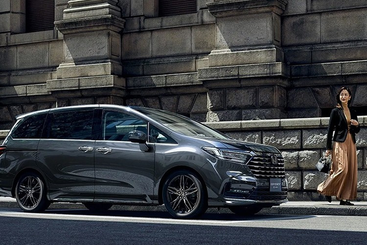 Honda Odyssey e:HEV 2026 vừa được ra mắt thị trường quê nhà Nhật Bản với gần như không có thay đổi đáng kể nào, ngoại trừ mức giá tăng thêm 286.000 yên (khoảng 1.800 USD) so với đời trước. Đáng chú ý, mẫu Honda Odyssey hiện bán tại Nhật không liên quan đến phiên bản đang lưu hành tại Bắc Mỹ.