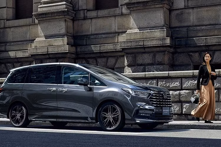 Honda Odyssey e:HEV 2026 vừa được ra mắt thị trường quê nhà Nhật Bản với gần như không có thay đổi đáng kể nào, ngoại trừ mức giá tăng thêm 286.000 yên (khoảng 1.800 USD) so với đời trước. Đáng chú ý, mẫu Honda Odyssey hiện bán tại Nhật không liên quan đến phiên bản đang lưu hành tại Bắc Mỹ.