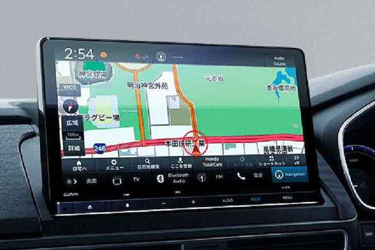 Odyssey e:HEV 2026 hiện được phân phối tại Nhật với giá từ 5.086.400 đến 5.450.500 yên (tương đương 32.800 – 35.200 USD, khoảng 855 đến 918 triệu đồng). Mức giá này cao hơn đáng kể so với trước nhưng không đi kèm các trang bị mới nổi bật.