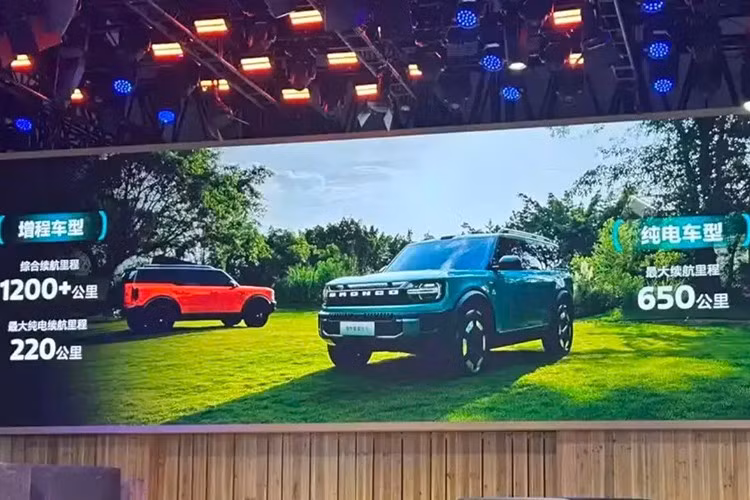 Sự thay đổi về kết cấu khung gầm không chỉ ảnh hưởng đến khả năng vận hành mà còn phản ánh định hướng khách hàng khác. Theo đó, Ford Bronco Basecamp nhắm tới những người thích vẻ ngoài hầm hố nhưng vẫn có trải nghiệm lái xe thoải mái hàng ngày. Vì vậy, Bronco Basecamp giống một SUV cỡ lớn mang phong cách dã ngoại hơn là đối thủ trực tiếp của các mẫu xe 4x4 truyền thống.