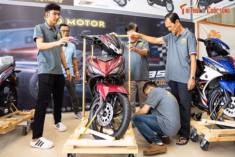 So với phiên bản cũ, phiên bản 2025 khác biệt về màu sơn và tem, gồm 3 màu tiêu chuẩn (Aqua Blue, Sand Storm, Moss Green) và 1 màu đặc biệt (Red Titan). Phiên bản đặc biệt màu Red Titan còn được trang bị thêm giỏ chứa đồ ở baga giữa, tích hợp cổng sạc Type-C chống nước.