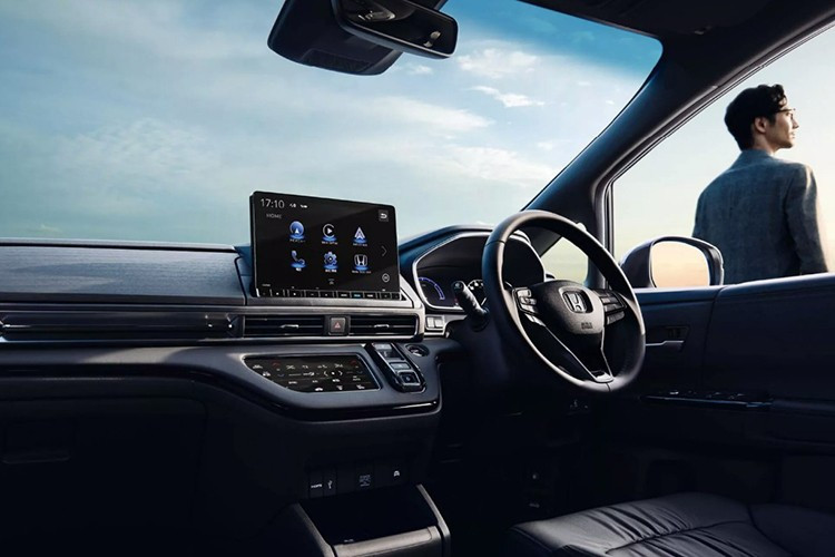 Bên trong cabin của Honda Odyssey e:HEV 2026, duy nhất một nâng cấp được ghi nhận là rèm che nắng dạng cuộn cho hàng ghế sau, trước đây vốn là trang bị tùy chọn. Ngoài chi tiết nhỏ này, khoang nội thất hoàn toàn không thay đổi.