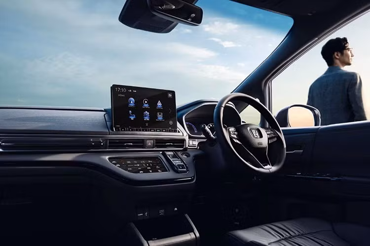 Bên trong cabin của Honda Odyssey e:HEV 2026, duy nhất một nâng cấp được ghi nhận là rèm che nắng dạng cuộn cho hàng ghế sau, trước đây vốn là trang bị tùy chọn. Ngoài chi tiết nhỏ này, khoang nội thất hoàn toàn không thay đổi.