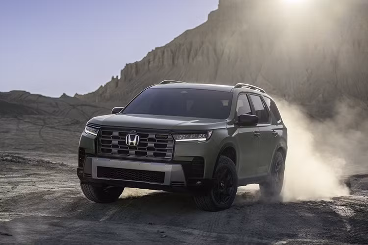 Honda Pilot 2026 thế hệ mới đã chính thức có mặt tại thị trường Mỹ với nhiều nâng cấp đáng chú ý về thiết kế, công nghệ và tiện nghi. Ở lần nâng cấp này, xe sở hữu diện mạo mới hiện đại và mạnh mẽ hơn so với người tiền nhiệm.