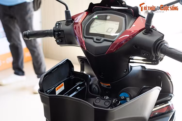 Màn hình LCD có chất lượng hiển thị tốt khi quan sát dưới trời nắng, cung cấp loạt thông tin quan trọng như tốc độ, vòng tua, mức nhiên liệu… Mẫu underbone trang bị khóa cơ, được bổ sung giỏ chứa đồ Yamaha Premium tích hợp cổng sạc USB chống nước - chỉ có ở bản giới hạn.