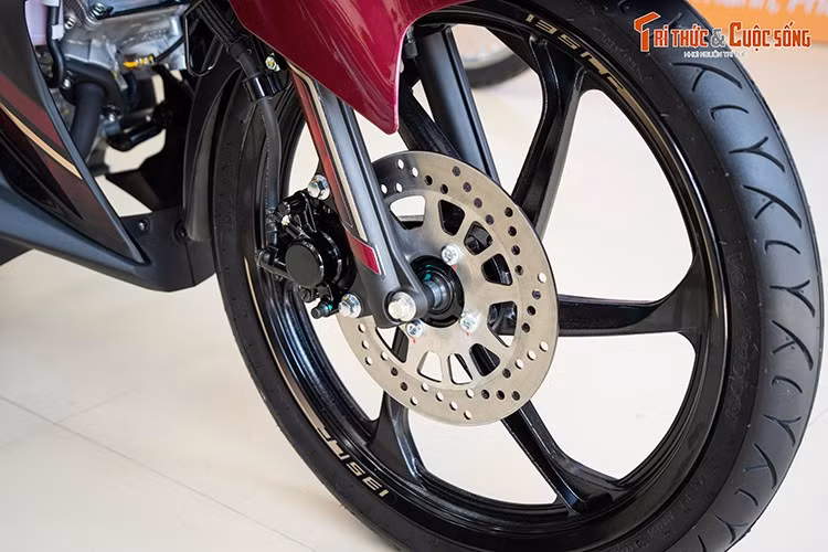 Xe dùng phanh đĩa thủy lực cho cả bánh trước và sau, kích thước lốp 70/90 trước và 80/90 sau, đi kèm mâm 17 inch có thiết kế 6 chấu tương tự mẫu xe Yamaha 125ZR. Hệ thống treo là phuộc ống lồng trước và monoshock sau có thể chỉnh được, hỗ trợ xe vận hành ổn định trên nhiều dạng mặt đường.