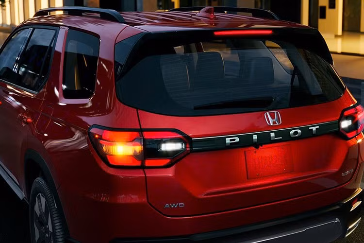 Màu sơn mới Ash Green Metallic cũng được giới thiệu, thay thế cho màu Diffused Sky Metallic trước đó. Trong khi đó, bản Elite được nâng cấp với ghế bọc Ultra-Suede kết hợp chỉ khâu hình kim cương, còn Black Edition sở hữu mâm hợp kim 20 inch màu đen Berlina thiết kế lại toàn bộ.