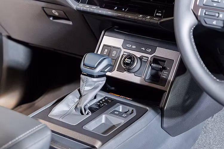 Về trang bị an toàn, mọi phiên bản Hilux TRAVO tại Thái nay được trang bị sẵn hệ thống cảnh báo điểm mù (BSM), cảnh báo phương tiện cắt ngang phía sau (RCTA), camera chiếu hậu và cảm biến khoảng cách phía sau. Các bản cao cấp nhất sẽ có gói an toàn Toyota Safety Sense cải tiến.