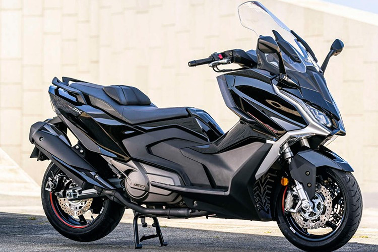 Về ngoại hình, Kymco mang tới cho AK550 2026 thế hệ mới hai tùy chọn màu sắc Đen và Nâu mờ, đều mang phong cách trầm, sang và hợp với chất Maxi-scooter touring. Với mức giá CKD cạnh tranh hơn và trang bị không bị cắt giảm.