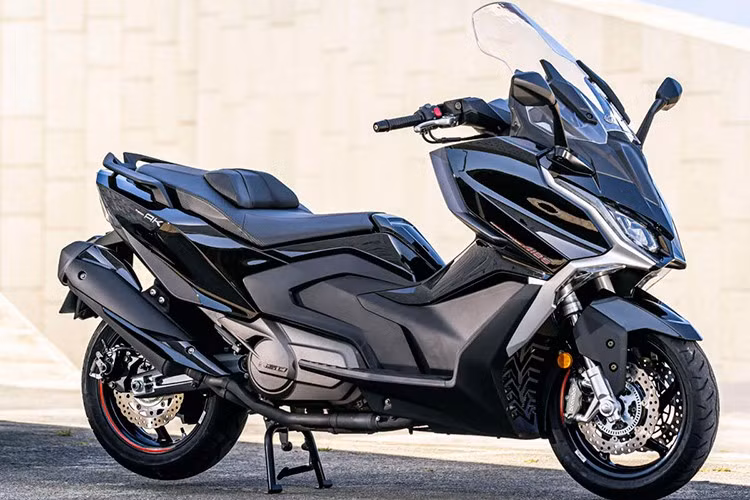 Về ngoại hình, Kymco mang tới cho AK550 2026 thế hệ mới hai tùy chọn màu sắc Đen và Nâu mờ, đều mang phong cách trầm, sang và hợp với chất Maxi-scooter touring. Với mức giá CKD cạnh tranh hơn và trang bị không bị cắt giảm.