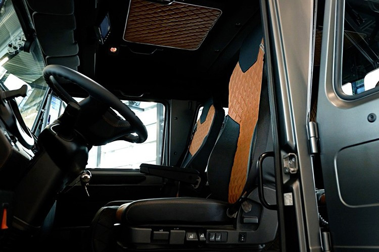 Bên trong nội thất được hoàn thiện bởi da cao cấp, ghế công thái học với chỉ khâu màu, thảm sàn da và đèn chiếu sáng LED nhấn mạnh tính cách cao cấp và sang trọng của xe.