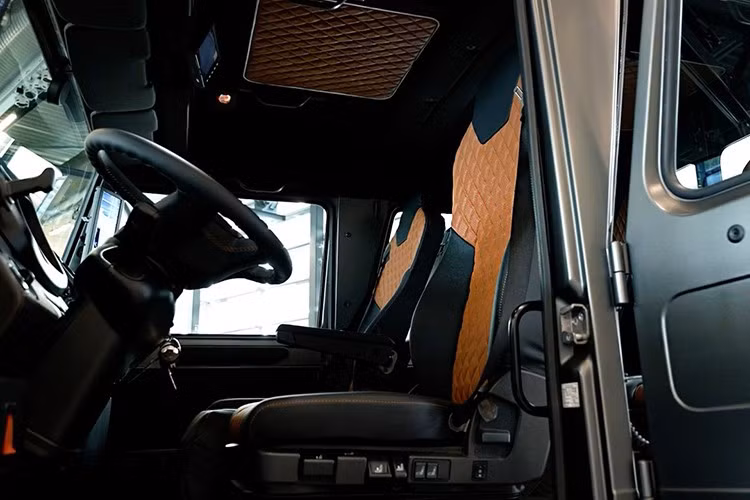 Bên trong nội thất được hoàn thiện bởi da cao cấp, ghế công thái học với chỉ khâu màu, thảm sàn da và đèn chiếu sáng LED nhấn mạnh tính cách cao cấp và sang trọng của xe.