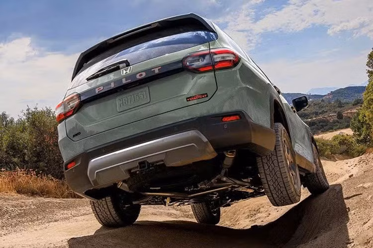 Về thiết kế, Honda Pilot 2026 sở hữu lưới tản nhiệt lớn hơn, giá nóc tiêu chuẩn và cửa hậu chỉnh điện – một trang bị trước đây chỉ có trên các phiên bản cao cấp.