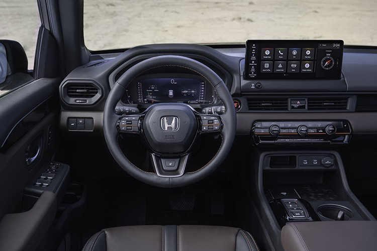 Bên trong khoang nội thất, Honda Pilot 2026 trang bị màn hình cảm ứng trung tâm HD kích thước 12,3 inch, lớn hơn 37% so với thế hệ trước, cùng cụm đồng hồ kỹ thuật số 10,2 inch – tăng diện tích hiển thị lên 43%.