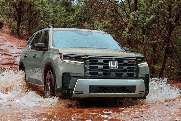 Ngoài ra, Honda cũng bổ sung hai màu sơn mới là Solar Silver Metallic và Smoke Blue Pearl, giúp khách hàng có thêm lựa chọn cá nhân hóa cho mẫu xe SUV 3 hàng ghế thế hệ mới này.