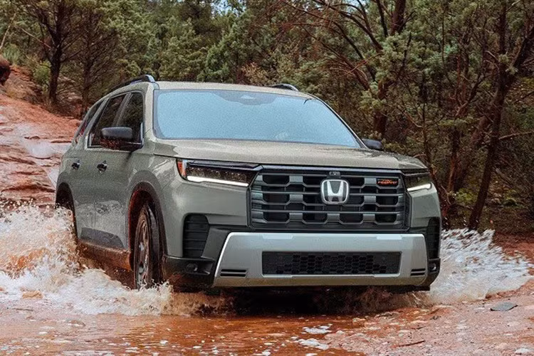 Ngoài ra, Honda cũng bổ sung hai màu sơn mới là Solar Silver Metallic và Smoke Blue Pearl, giúp khách hàng có thêm lựa chọn cá nhân hóa cho mẫu xe SUV 3 hàng ghế thế hệ mới này.