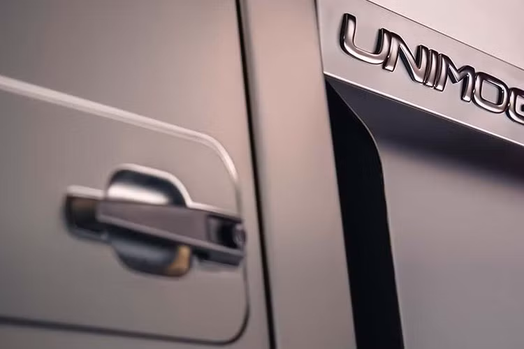 Unimog sang trọng này được phát triển dựa trên Unimog U 4023 - phiên bản được đánh giá cao về khả năng off-road, với cầu portal (bánh răng giảm tốc đặt ngay tại moay-ơ bánh) và khung linh hoạt.