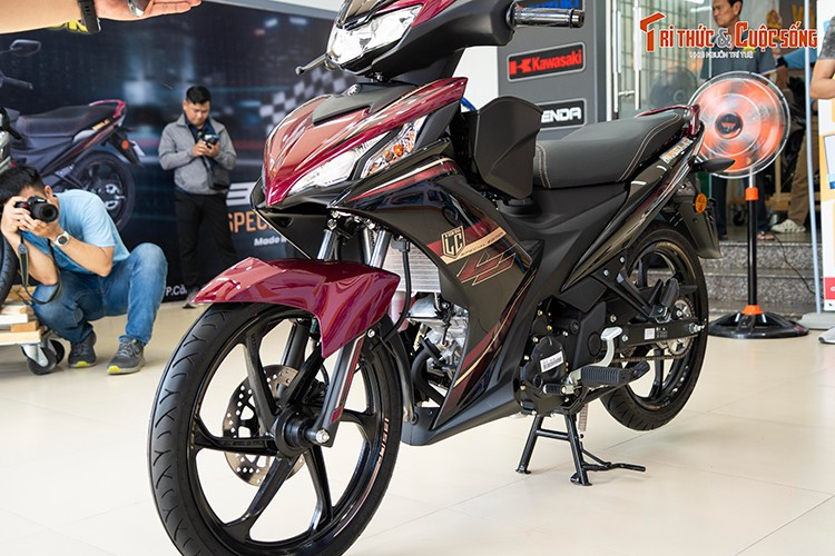 Về ngoại hình, xee sở hữu chiều dài 1.945 mm, chiều rộng 690 mm, chiều cao 1.095 mm, chiều dài cơ sở 1.255 mm. Yamaha 135LC ngắn hơn 10mm, rộng hơn 25 mm và cao hơn 10 mm so với Exciter 155. Mâm xe kích thước 17 inch.