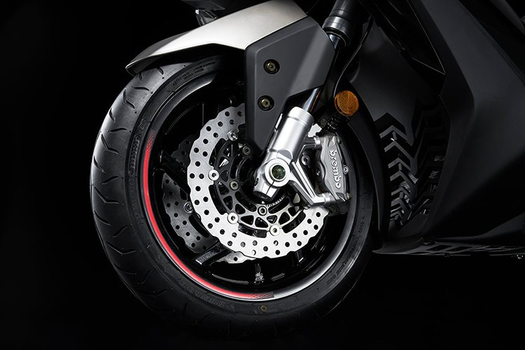 Hệ thống phanh khá ấn tượng trong tầm giá, với cùm phanh trước 4 piston, đĩa 270 mm, và phanh sau 2 piston, chưa kể hệ thống ABS vào cua giúp xe kiểm soát tốt hơn khi vào cua tốc độ cao hoặc đường trơn.