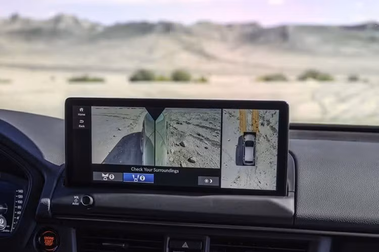 Honda cũng chú trọng nâng cấp khả năng cách âm, khi cho biết khoang cabin đã được giảm tiếng ồn từ 2–3 dB ở những dải tần quan trọng. Bên cạnh đó, cảm giác lái và độ chính xác của vô lăng cũng được tinh chỉnh nhằm nâng cao trải nghiệm vận hành.