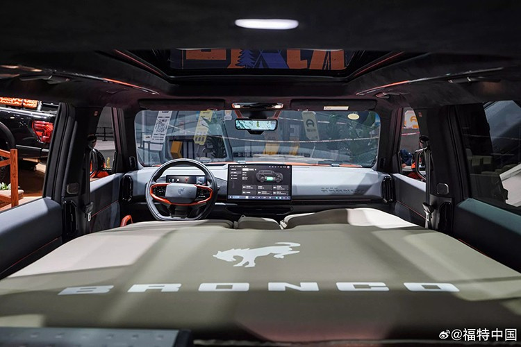 Bên cạnh đó, mẫu xe này còn sở hữu những trang bị nổi bật khác như cảm biến LiDAR gắn trên nóc cùng hơn 30 cảm biến và camera, hỗ trợ các tính năng lái tiên tiến. Hệ truyền động cũng là điểm nhấn đáng chú ý của Ford Bronco Basecamp. Tại thị trường Trung Quốc, xe có 2 phiên bản là thuần điện (EV) và hybrid mở rộng phạm vi (EREV).