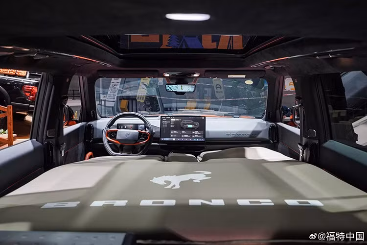 Bên cạnh đó, mẫu xe này còn sở hữu những trang bị nổi bật khác như cảm biến LiDAR gắn trên nóc cùng hơn 30 cảm biến và camera, hỗ trợ các tính năng lái tiên tiến. Hệ truyền động cũng là điểm nhấn đáng chú ý của Ford Bronco Basecamp. Tại thị trường Trung Quốc, xe có 2 phiên bản là thuần điện (EV) và hybrid mở rộng phạm vi (EREV).