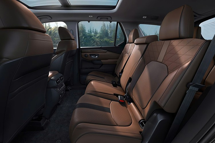 Với các thay đổi này, giá của phiên bản dẫn động cầu trước là 43.690 USD (tương đương 1,39 tỷ đồng), trong khi bản dẫn động bốn bánh toàn thời gian có giá từ 45.790 USD (khoảng hơn 1,194 tỷ đồng). Honda Pilot 2026 được phân phối tại Mỹ với sáu phiên bản: Sport, EX-L, Touring, TrailSport, Elite và Black Edition.