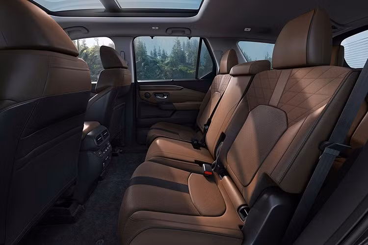 Với các thay đổi này, giá của phiên bản dẫn động cầu trước là 43.690 USD (tương đương 1,39 tỷ đồng), trong khi bản dẫn động bốn bánh toàn thời gian có giá từ 45.790 USD (khoảng hơn 1,194 tỷ đồng). Honda Pilot 2026 được phân phối tại Mỹ với sáu phiên bản: Sport, EX-L, Touring, TrailSport, Elite và Black Edition.