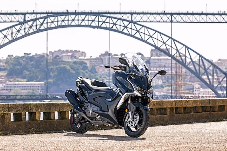 Mẫu xe tay ga cỡ lớn Kymco AK550 Premium 2026 mới đã chính thức được phân phối tại Malaysia dưới dạng lắp ráp trong nước (CKD). Đay được xem là đối thủ đáng gờm trong phân khúc maxi-scooter trước các đối thủ như Yamaha TMax 560 và SYM Maxsym TL508 tại thị trường Đông Nam Á.