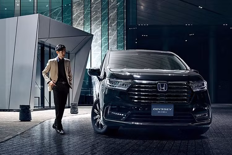 Ở lần nâng cấp 2026, những thay đổi về thiết kế ngoại thất gần như không đáng kể. Điểm mới duy nhất là màu sơn Diamond Dust Pearl, lấy cảm hứng từ ánh sáng tinh thể băng – chỉ có trên bản Black Edition. Phiên bản này cũng được bổ sung mâm 18 inch và các chi tiết trang trí đen bóng.