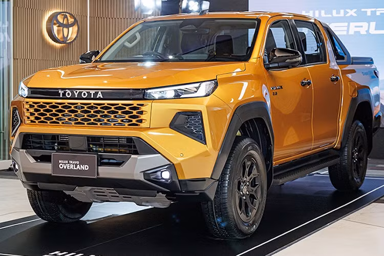 Lần đầu tiên, hệ thống kiểm soát địa hình Multi-Terrain Select được trang bị, hỗ trợ 5 chế độ: Dirt, Sand, Mud, Rock và Deep Snow. Tại Thái, giá của Hilux Travo sẽ dao động từ 767.000 tới 1,366 triệu Baht (tương đương 623,4 tới 1,11 tỷ đồng). Trong khi đó giá Toyota Hilux 2025 tại Việt Nam dao động từ khoảng 668 đến 999 triệu đồng tùy phiên bản.