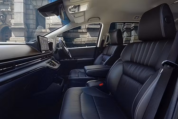 Về vận hành, Odyssey 2026 tiếp tục sử dụng hệ truyền động hybrid cũ, gồm động cơ xăng 2.0L kết hợp mô-tơ điện, cho tổng công suất 181 mã lực. Xe dẫn động cầu trước qua hộp số tự động vô cấp E-CVT.