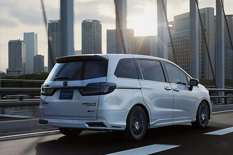 Thêm vào đó, Odyssey hiện tại đang thua kém nhiều đối thủ về mặt trang bị, khi không có các tính năng như điều hòa 4 vùng độc lập, cửa sổ trời toàn cảnh, vô-lăng sưởi, ghế thông gió, hiển thị kính lái (HUD)... – những tiện nghi vốn đã phổ biến trên các MPV cao cấp.