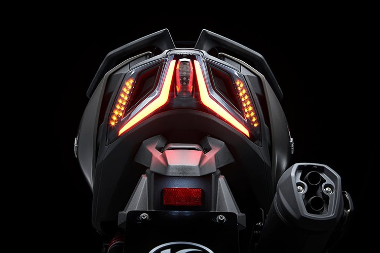 Khung gầm của xe tay ga Kymco AK550 2026 được hỗ trợ bởi phuộc ngược phía trước và giảm xóc monoshock phía sau có thể điều chỉnh tải trước, kết hợp với bánh xe 15 inch trước và sau, đi kèm lốp 120/70 và 160/60.