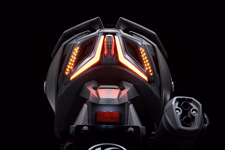 Khung gầm của xe tay ga Kymco AK550 2026 được hỗ trợ bởi phuộc ngược phía trước và giảm xóc monoshock phía sau có thể điều chỉnh tải trước, kết hợp với bánh xe 15 inch trước và sau, đi kèm lốp 120/70 và 160/60.