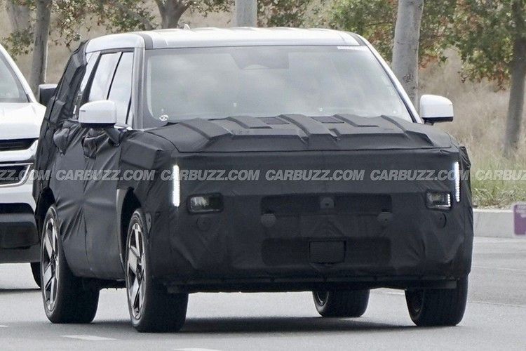 Nhìn chung, SantaFe mới sẽ được điều chỉnh thiết kế theo hướng tinh tế, thay cho phong cách vuông vức táo bạo của bản hiện hành. Dự kiến, mẫu SUV gia đình này sẽ trình làng vào cuối năm 2026 trước khi mở bán vào năm 2027.