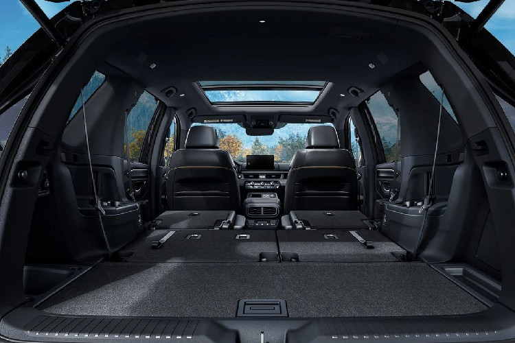 Mỗi phiên bản của Honda Pilot 2026 đều mang phong cách riêng, từ thiết kế đến trang bị. Hai bản Sport và EX-L có lưới tản nhiệt mới màu đen bóng, trong đó EX-L được bổ sung thêm ốp bậc cửa màu bạc. Các phiên bản cao hơn như Touring, Elite và Black Edition đều sử dụng lưới tản nhiệt đen bóng toàn phần.