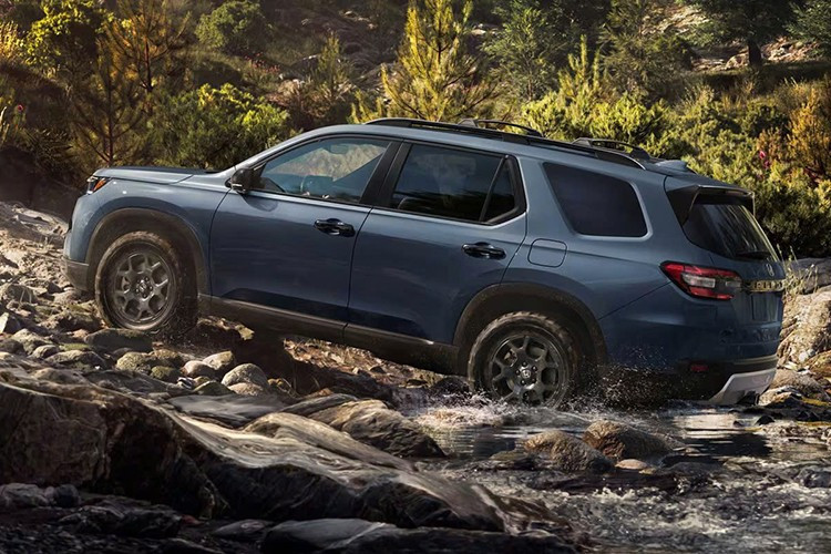 Trong đó, bản Touring được trang bị thêm camera 360 độ, vật liệu nội thất cao cấp, cách âm cửa tốt hơn và mâm hợp kim 20 inch màu xám Shark Gray đi kèm ốc đen. Phiên bản TrailSport hướng đến khả năng off-road với ghế sau có sưởi và tùy chọn nội thất da nâu kết hợp chỉ khâu màu cam nổi bật.