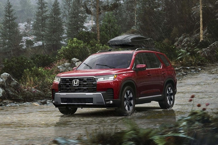 Pilot 2026 vẫn sử dụng động cơ V6 DOHC 3.5L, cho công suất 285 mã lực và mô-men xoắn 262 lb-ft, hộp số tự động 10 cấp. Người dùng có thể lựa chọn giữa hệ dẫn động cầu trước hoặc bốn bánh toàn thời gian. Xe có năm chế độ lái bao gồm Normal, Econ, Snow, Sport và Tow. Từ phiên bản EX-L trở lên, xe còn được bổ sung thêm hai chế độ off-road là Sand và Trail.