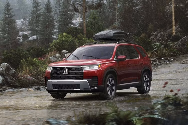 Pilot 2026 vẫn sử dụng động cơ V6 DOHC 3.5L, cho công suất 285 mã lực và mô-men xoắn 262 lb-ft, hộp số tự động 10 cấp. Người dùng có thể lựa chọn giữa hệ dẫn động cầu trước hoặc bốn bánh toàn thời gian. Xe có năm chế độ lái bao gồm Normal, Econ, Snow, Sport và Tow. Từ phiên bản EX-L trở lên, xe còn được bổ sung thêm hai chế độ off-road là Sand và Trail.