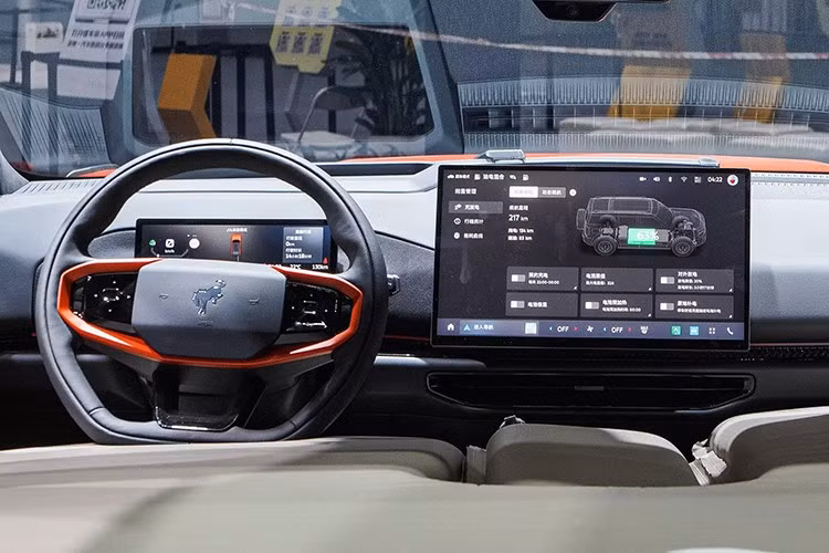 Khoang nội thất bên trong Ford Bronco Basecamp cũng rất khác so với Bronco và Bronco Sport thông thường. Xe được trang bị màn hình thông tin giải trí 15,6 inch, bảng đồng hồ kỹ thuật số và màn hình hiển thị thông tin kính lái HUD 70 inch.