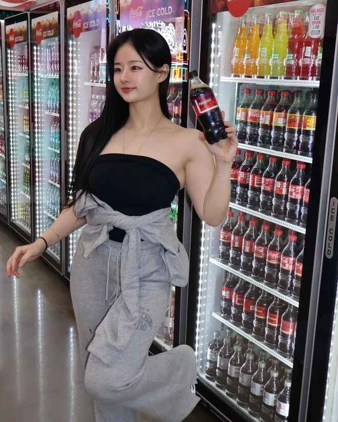 Ngoài hình ảnh trong phòng gym, Dasul cũng chia sẻ về sở thích cá nhân khác như du lịch, chơi game. Cô thích diện những trang phục thoải mái như áo hai dây, quần ống rộng hoặc legging dễ vận động. Ảnh: Instagram.