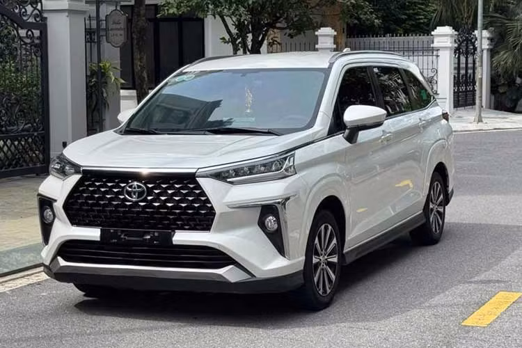 Toyota Veloz Cross: 899 xe ﻿Toyota Veloz Cross khép lại danh sách với 899 xe bán ra, tăng 277 xe so với tháng 6. Kết quả này giúp mẫu MPV trở lại nhóm 10 ô tô động cơ xăng, dầu bán chạy nhất tháng. Veloz Cross hiện được phân phối với hai phiên bản cùng mức giá từ 638 - 660 triệu đồng